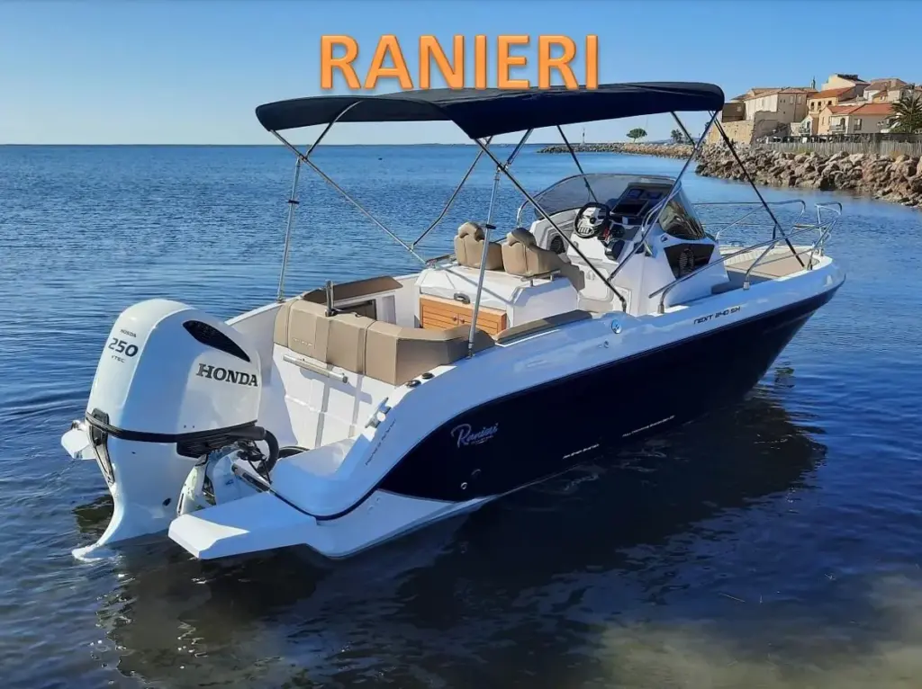Le bateau Ranieri navigue autour de Torrevieja