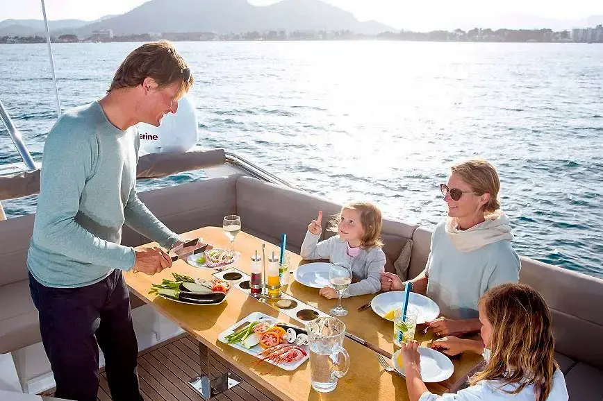 Familia disfrutando de paseo en barco por Torrevieja